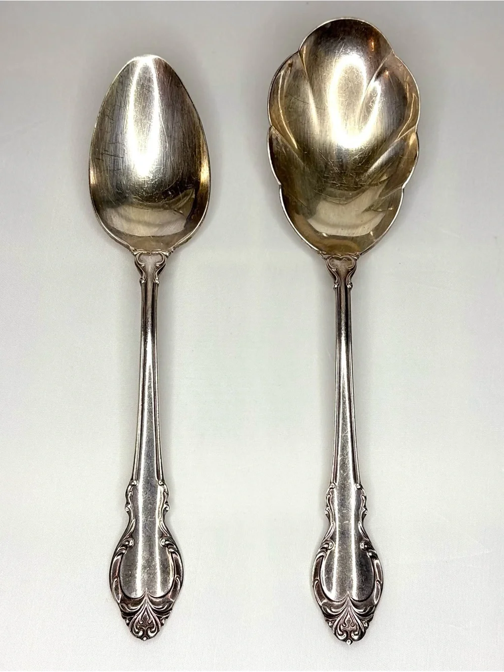 2 Vintage Holmes & Edwards IS Deep Silver Inlaid Serving Spoon 9” 8.5” Scalloped